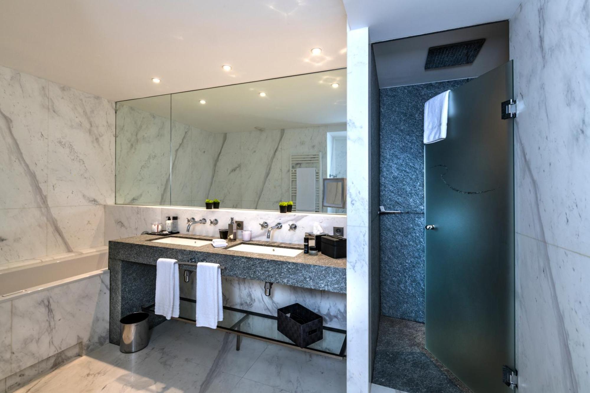 Hotel & Spa Regent Petite France Strasbourg Bagian luar foto A shower door